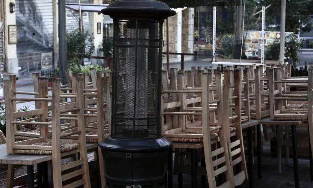 Βαλτώνει οικονομικά η εστίαση και τα καταλύματα